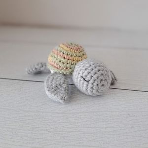 Small sea turtle, baby sea turtle, amigurumi turtle, crocheted turtle.